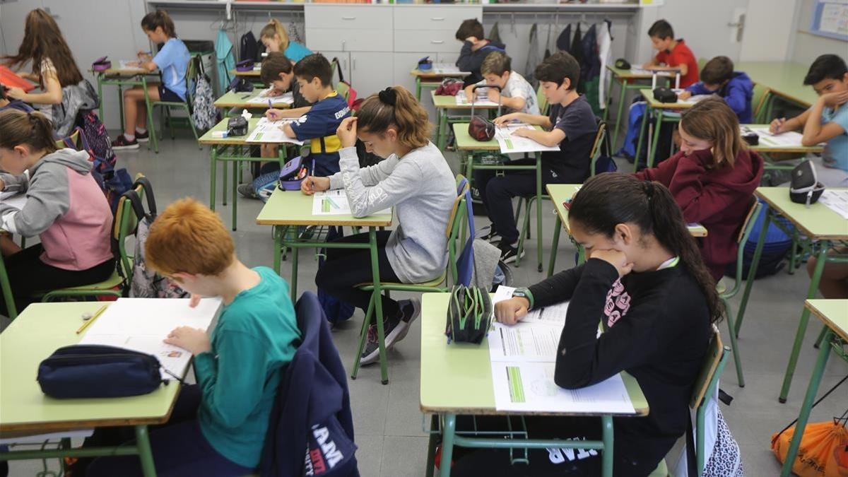 Alumnos de sexto de Primaria, examinándose esta mañana.