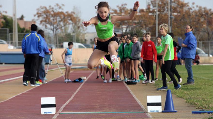 Una atleta participa en salto de longitud.