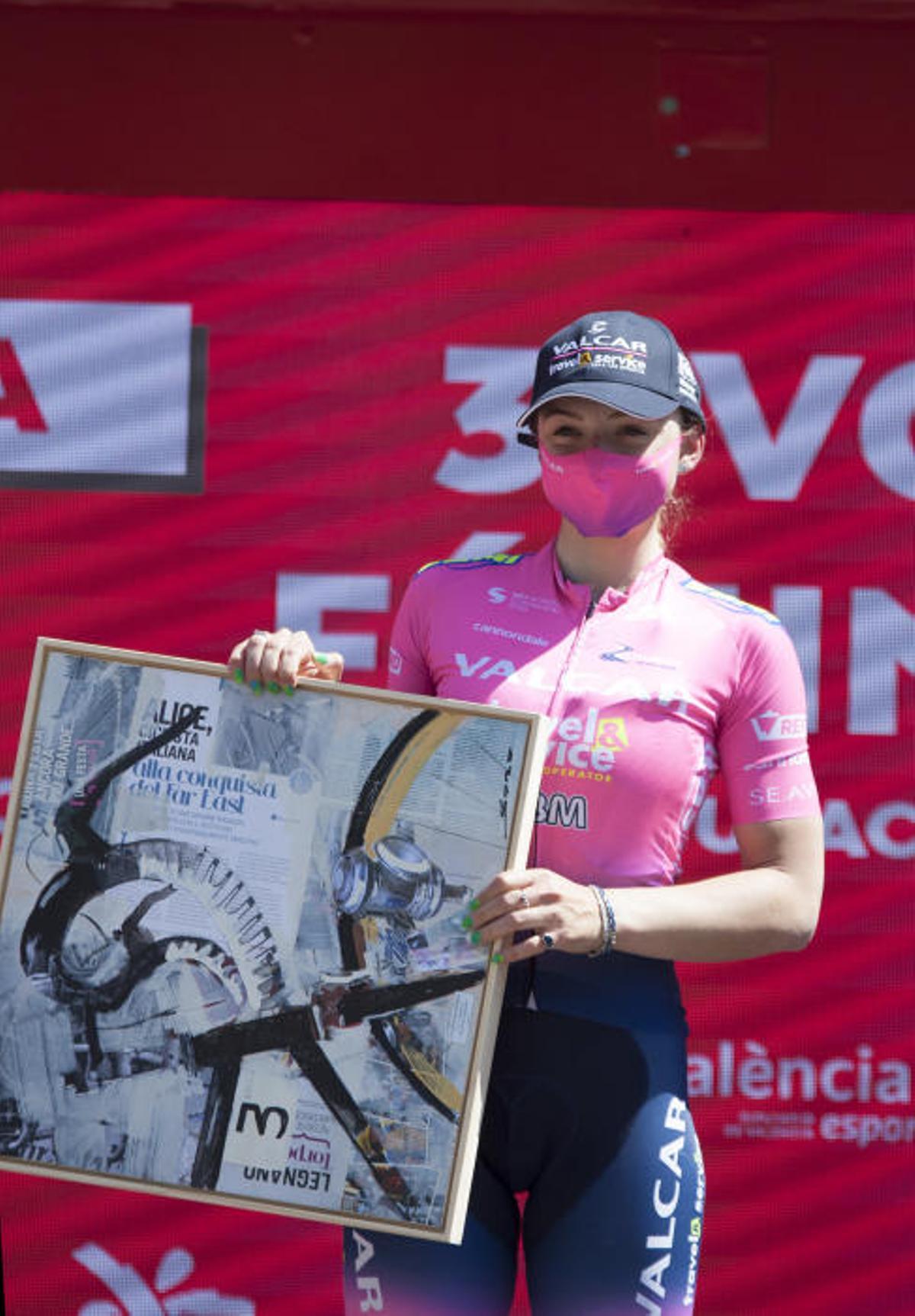 Llegada a meta y entrega de trofeos en la VCV Féminas