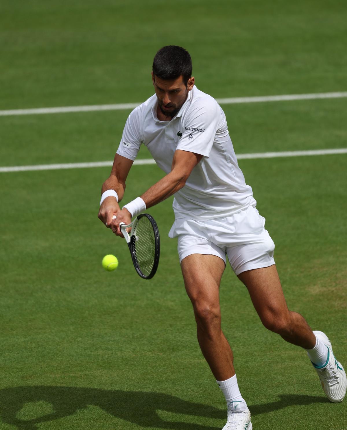 Wimbledon (United Kingdom), 16/07/2023.- Novak Djokovic of Serbia in action during the Men’s Singles final match against Carlos Alcaraz of Spain at the Wimbledon Championships, Wimbledon, Britain, 16 July 2023. (Tenis, España, Reino Unido) EFE/EPA/ISABEL INFANTES EDITORIAL USE ONLY