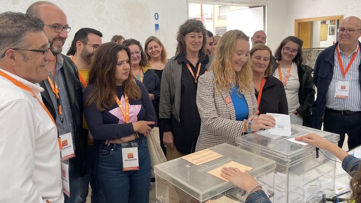 La líder de Compromís per Vila-real, Maria Fajardo, en el momento en el que depositó su voto el pasado 28 de mayo.