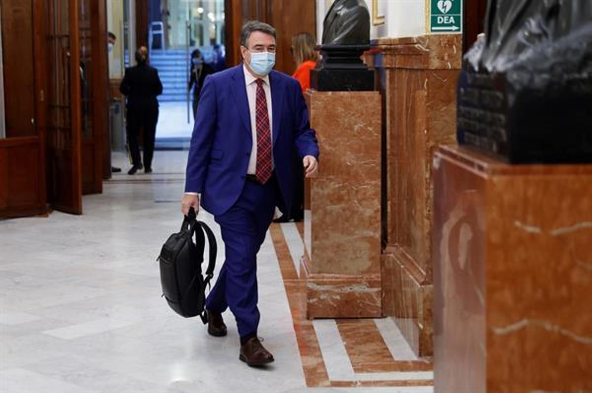 El portavoz del PNV, Aitor Esteban, a su llegada a una sesión de control al Gobierno en el Congreso de los Diputados