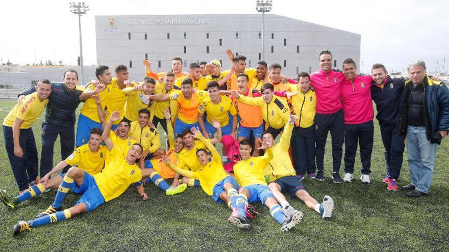 El plantel del Juvenil A celebra el título autonómico con Pachi y Ojeda (d).