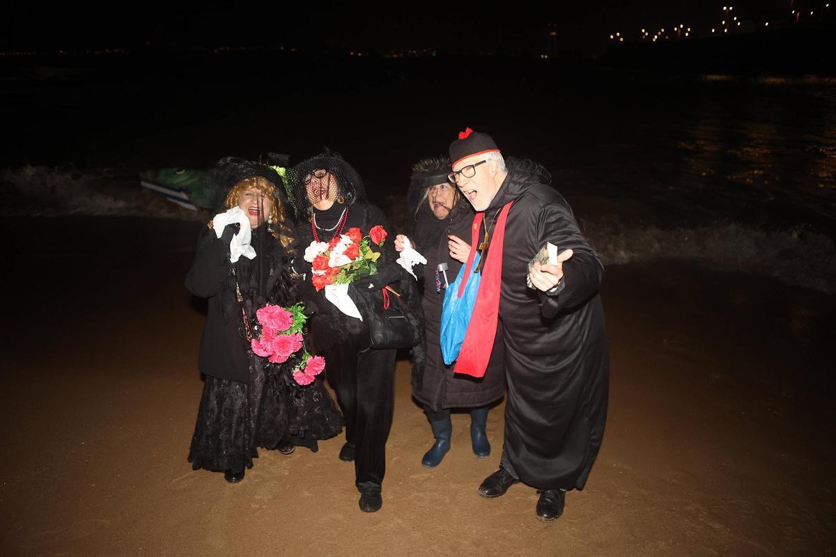 A Coruña llora el fin del Entroido en el entierro de la sardina