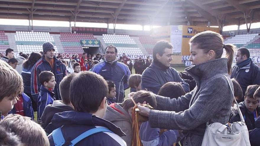 La diputada de Deportes, Clara San Damián, entrega una medalla.