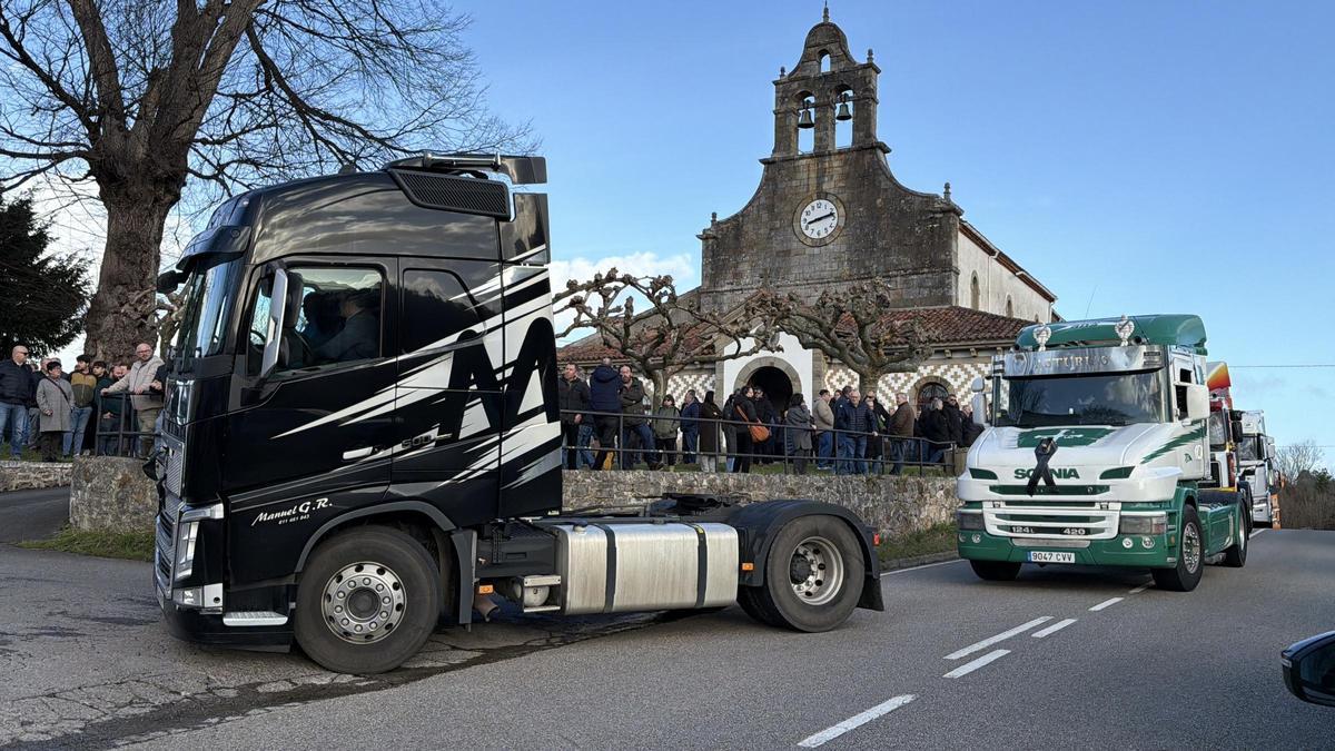 Varios de los camiones que participaron en el cortejo fúnebre.