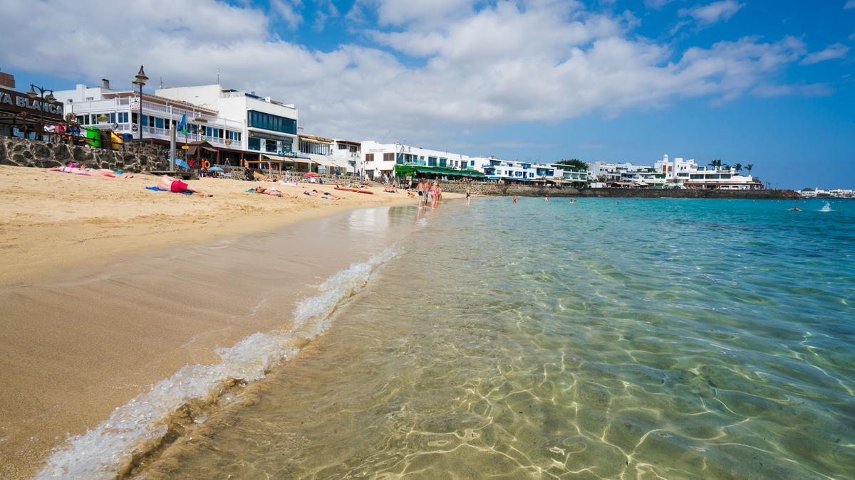 Playa del pueblo de Playa Blanca, en Lanzarote.