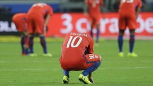 Los futbolistas de Chile, abatidos al final del partido ante Brasil