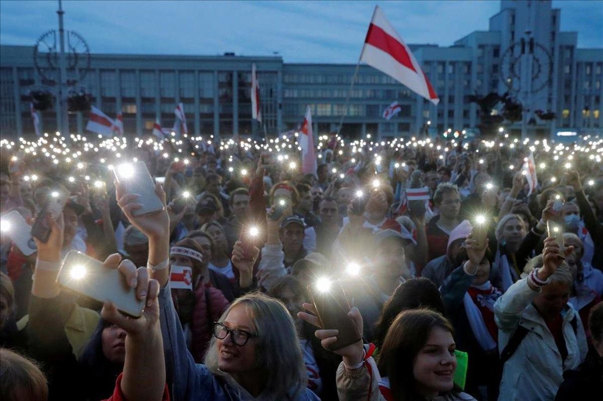 zentauroepp54649140 file photo  people flash lights from their phones during an 200826181241