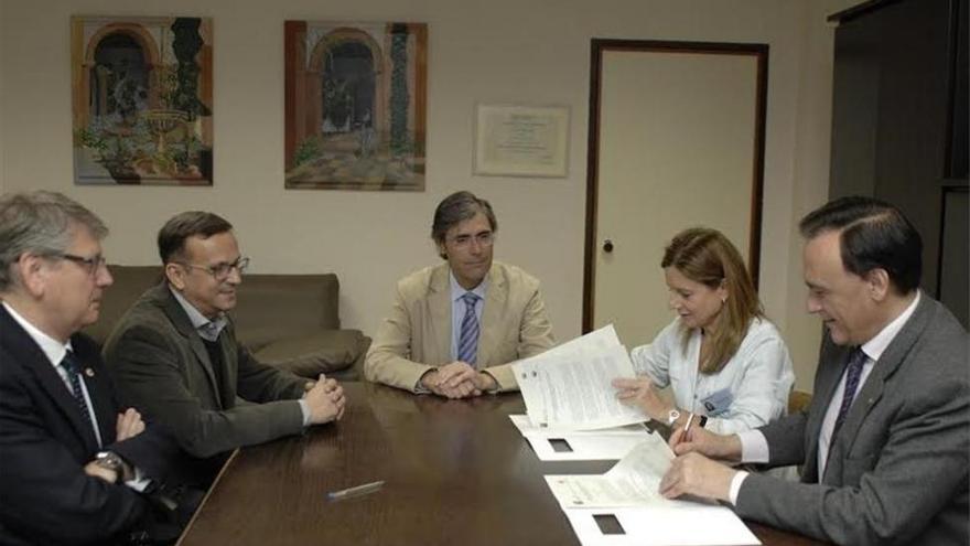 El hospital Reina Sofía cede material sanitario para el alumnado de Medicina y Enfermería