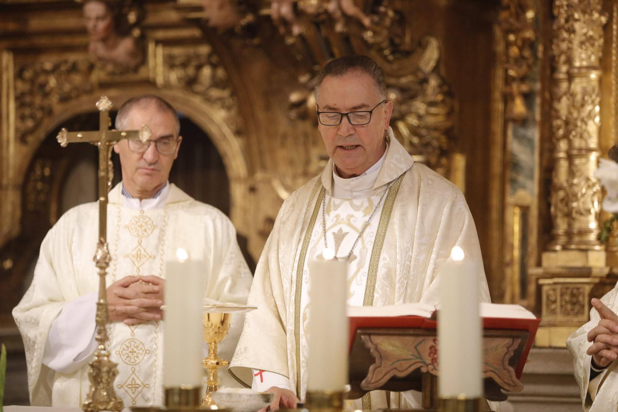 El cardenal Ángel Fernández Artime oficia la primera misa cardenalicia de Gozón en el día de Todos los Santos en la parroquia de Santa María de Luanco