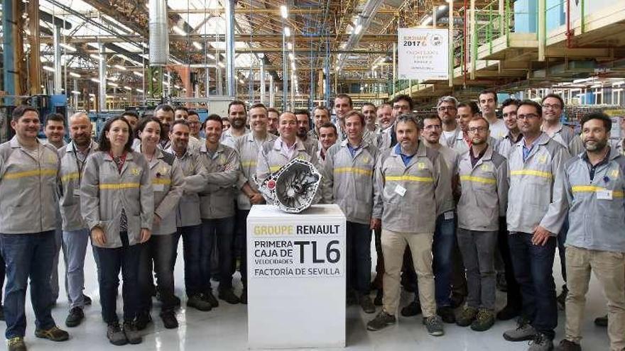 Personal de la factoría Renault de Sevilla, junto a la nueva caja de velocidades.