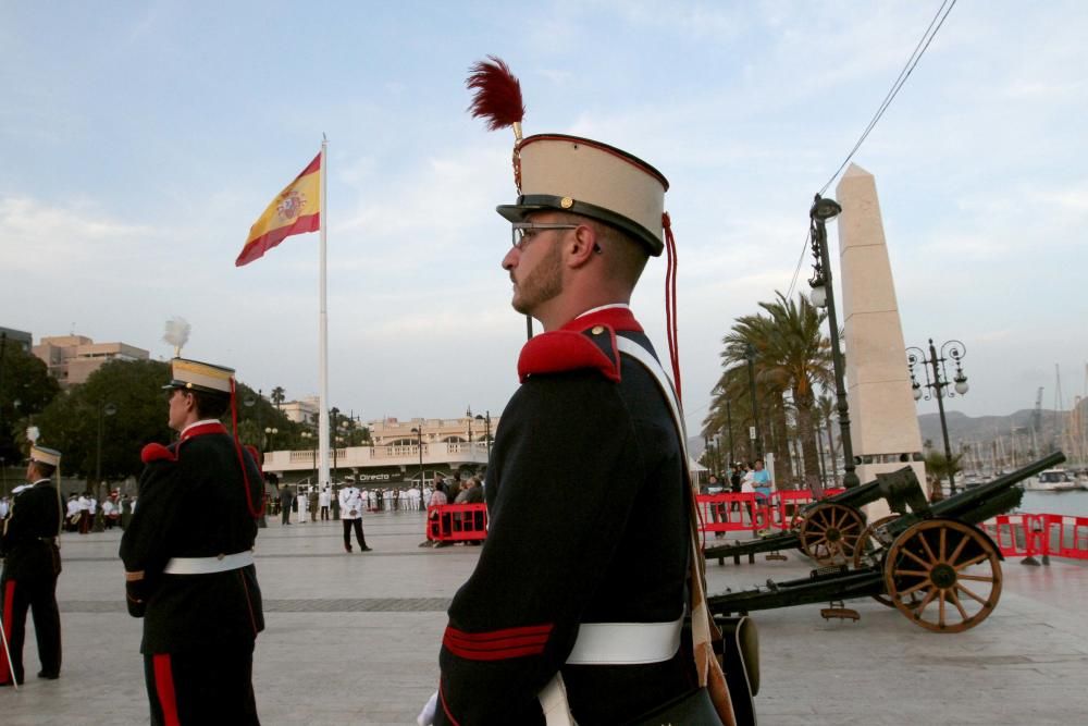 Acto solemne de arriado de bandera por el Día de las Fuerzas Armadas