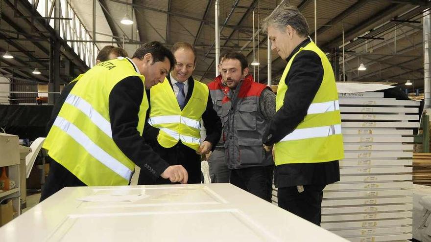 Cividanes (centro) atiende las explicaciones de Blanco en su visita a la empresa de Botos. // Bernabé/Javier Lalín