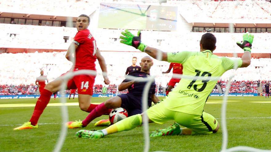 Mascherano despeja el balón hacia su portería ante la presencia de Henderson, con Bravo de espaldas.