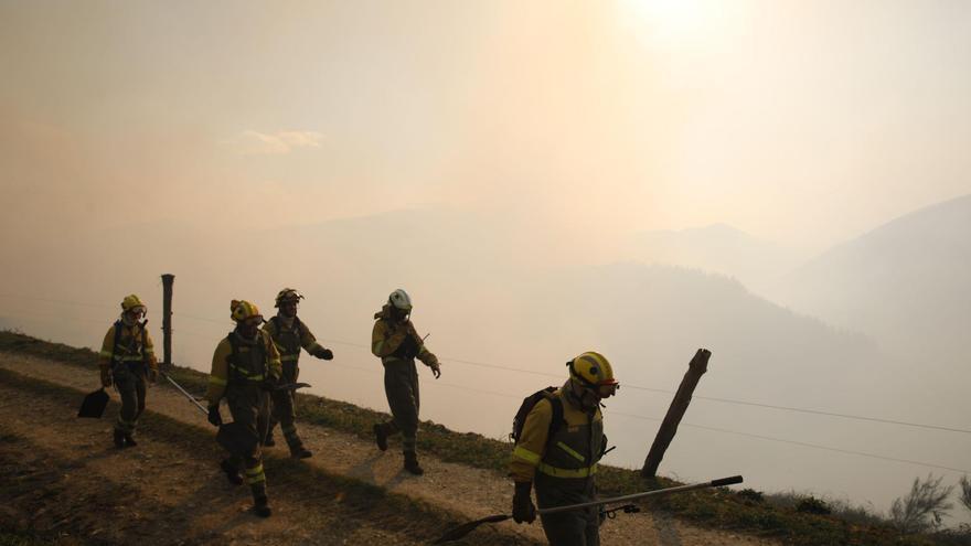 VÍDEO: Así es el preocupante incendio de casi 6 kilómetros en Tineo: "El fuego está llegando a las casas"