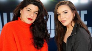 Nerea Pérez de las Heras e Inés Hernand, en el estudio de la Cadena Ser donde graban el pódcast Saldremos mejores.