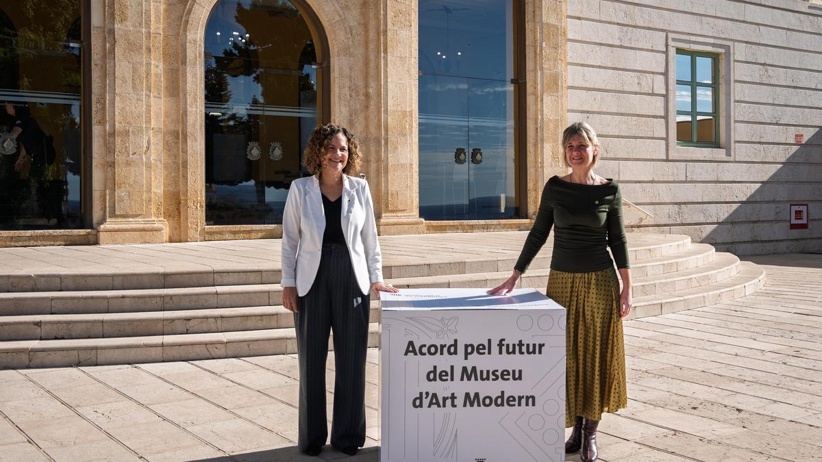 La consellera de Cultura, Sònia Hernández, y la presidenta de la Diputació de Tarragona, Noemí Llauradó, ante el Palau de la Diputació que será la sede del futuro MAMT.