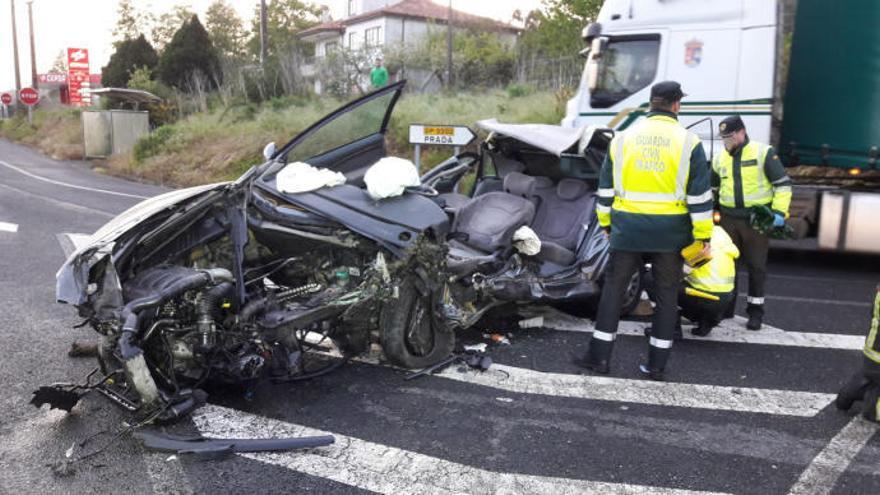 Un fallecido y dos heridas en un choque frontal en Padrón