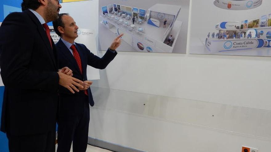 López Miras y Javier Celdrán durante la presentación del stand de la Región para Fitur