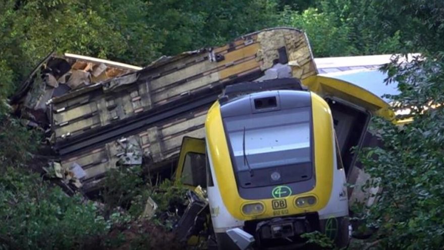 Un descarrilamiento de tren en Alemania deja al menos tres muertos y decenas de heridos