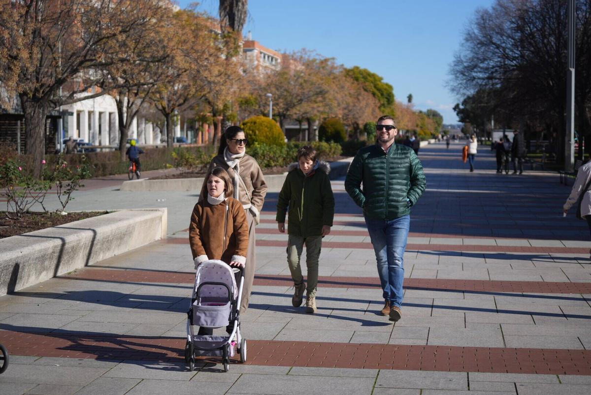 Niños estrenando juguetes el día de Reyes.