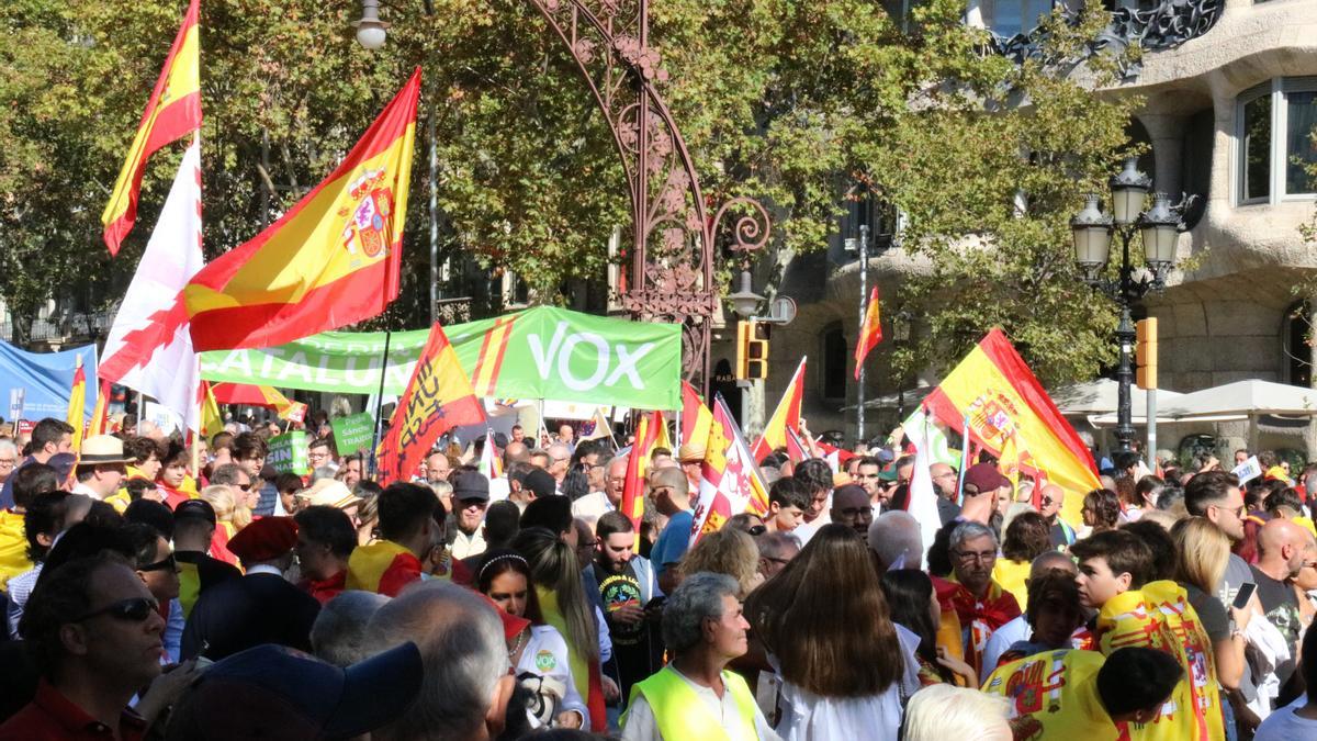 Banderes espanyoles i de Vox durant la mobilització a Barcelona amb motiu del Dia de la Hispanitat