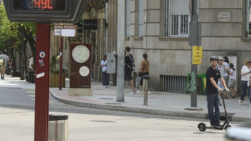 Un termómetro marca 49 grados en una calle de Ourense durante una ola de calor. |   // R. VEIGA / E. P.