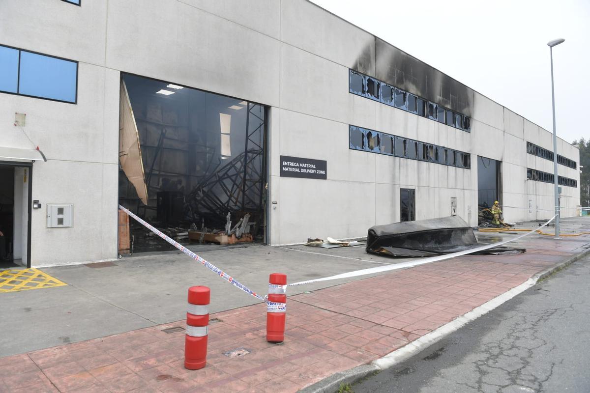 Un incendio destroza la nave de Trison en el polígono de Espíritu Santo