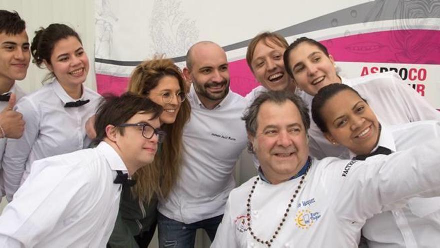 El cocinero Firo Vázquez se hace un selfie con los alumnos del Centro de Cualificación Hostelero del Noroeste.