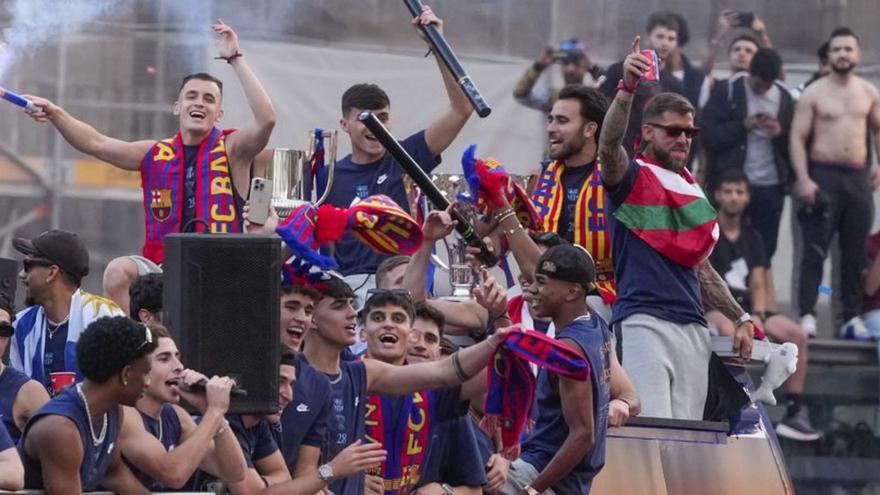 Los jugadores del Barça celebran la liga. | EFE
