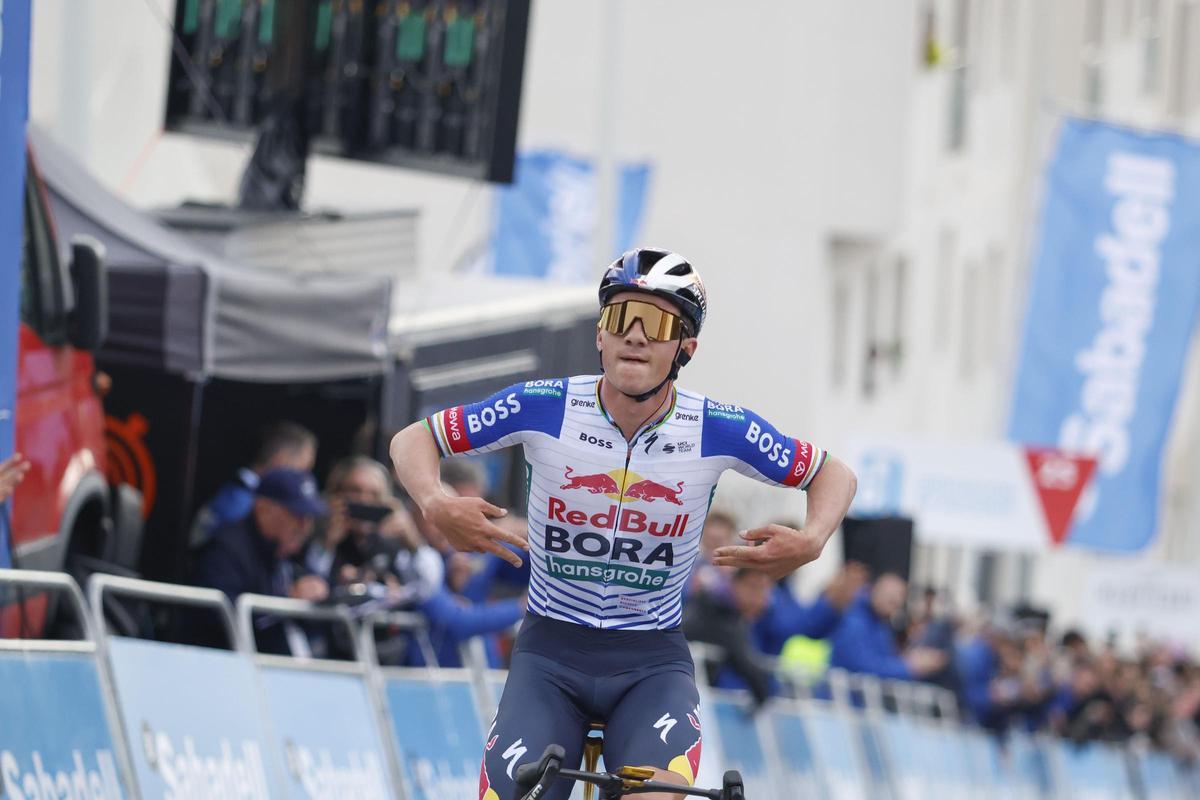 Remco Evenepoel llegando a la meta en Teulada