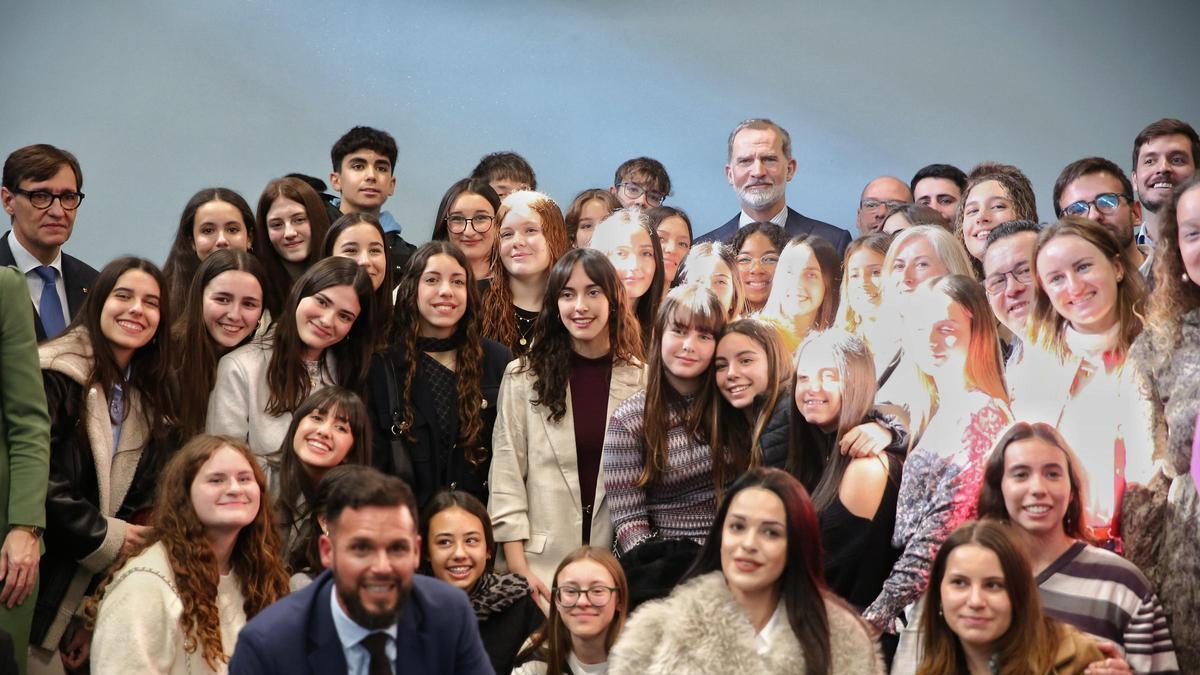 Jóvenes se fotografían con el Rey Felipe VI y el president de la Generalitat, Salvador Illa, durante la primera jornada del 'Tour del Talento' en L'Hospitalet.