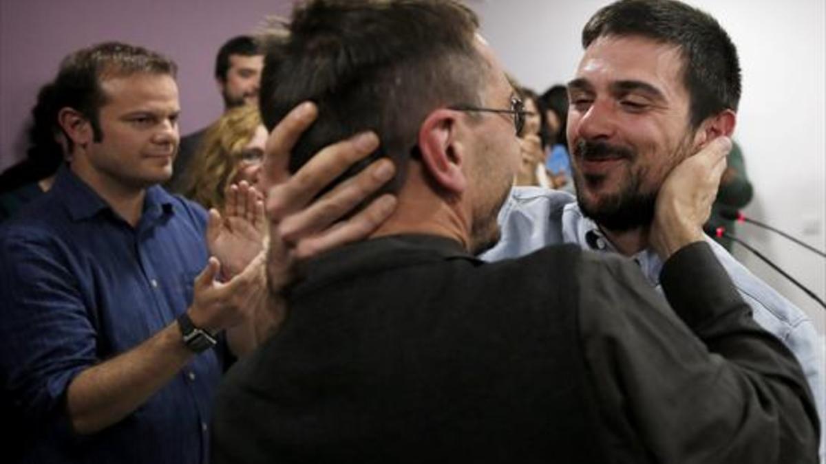 Juan Carlos Monedero saluda a Ramón Espinar, tras su victoria.