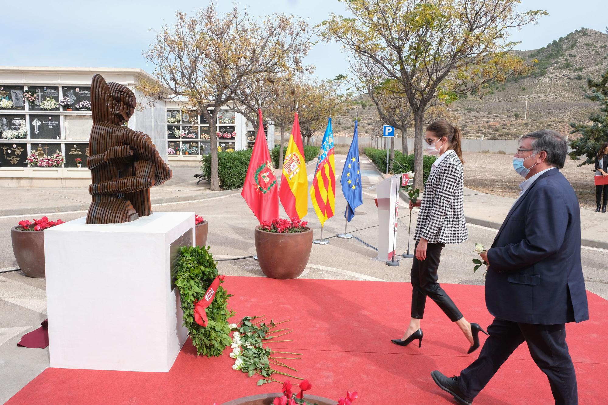 Así ha sido el homenaje a los 111 fallecidos por covid en Elda