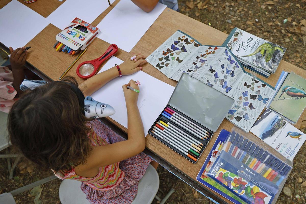L'educador ambiental proposa activitats lúdiques relacionades amb la natura de Girona