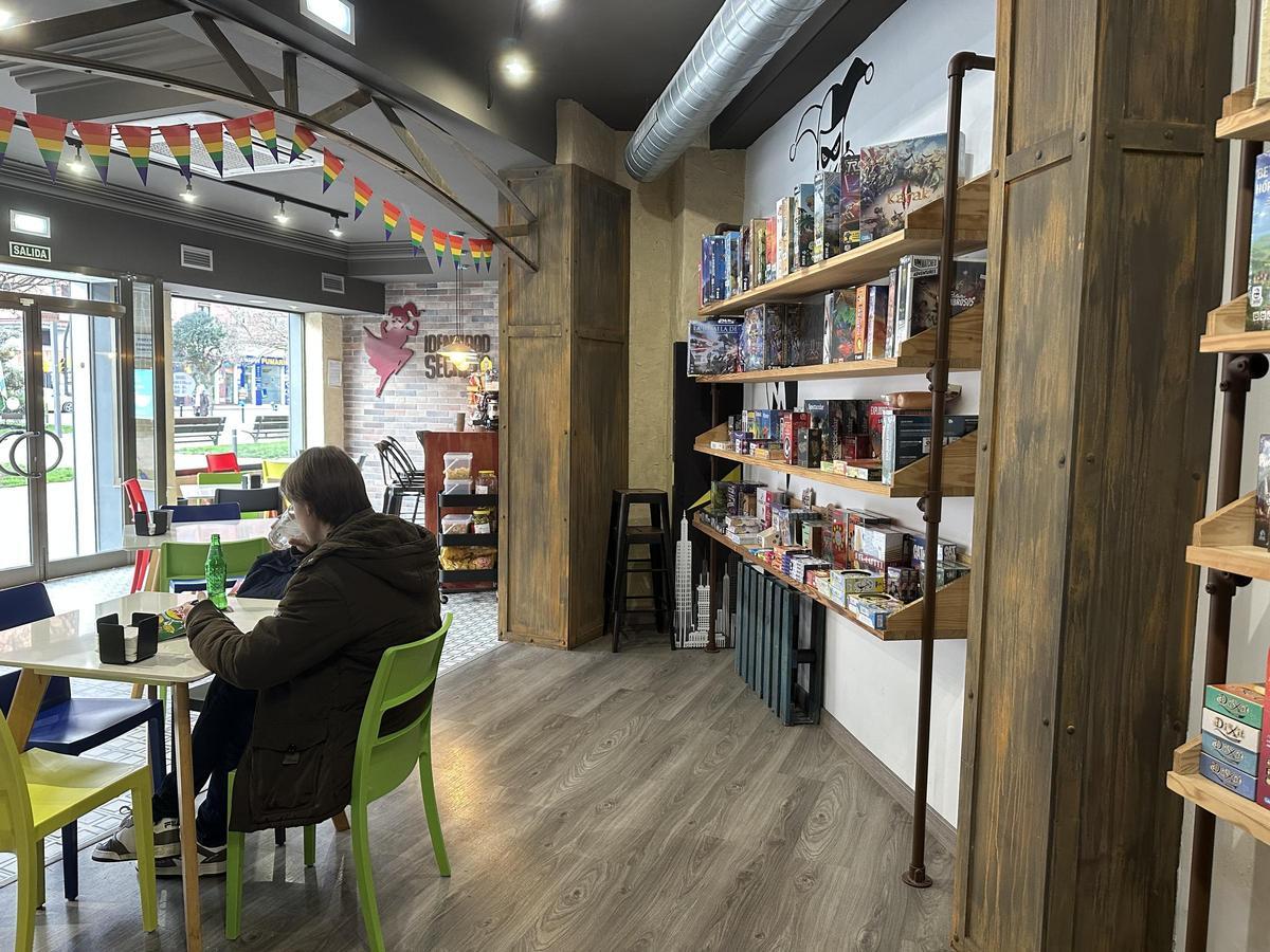 El Llano puede presumir de tener su pequeño universo friki: “Es un negocio muy especializado y la gente viene a buscarnos” El Llano puede presumir de tener su pequeño universo friki: “Es un negocio muy especializado y la gente viene a buscarnos”