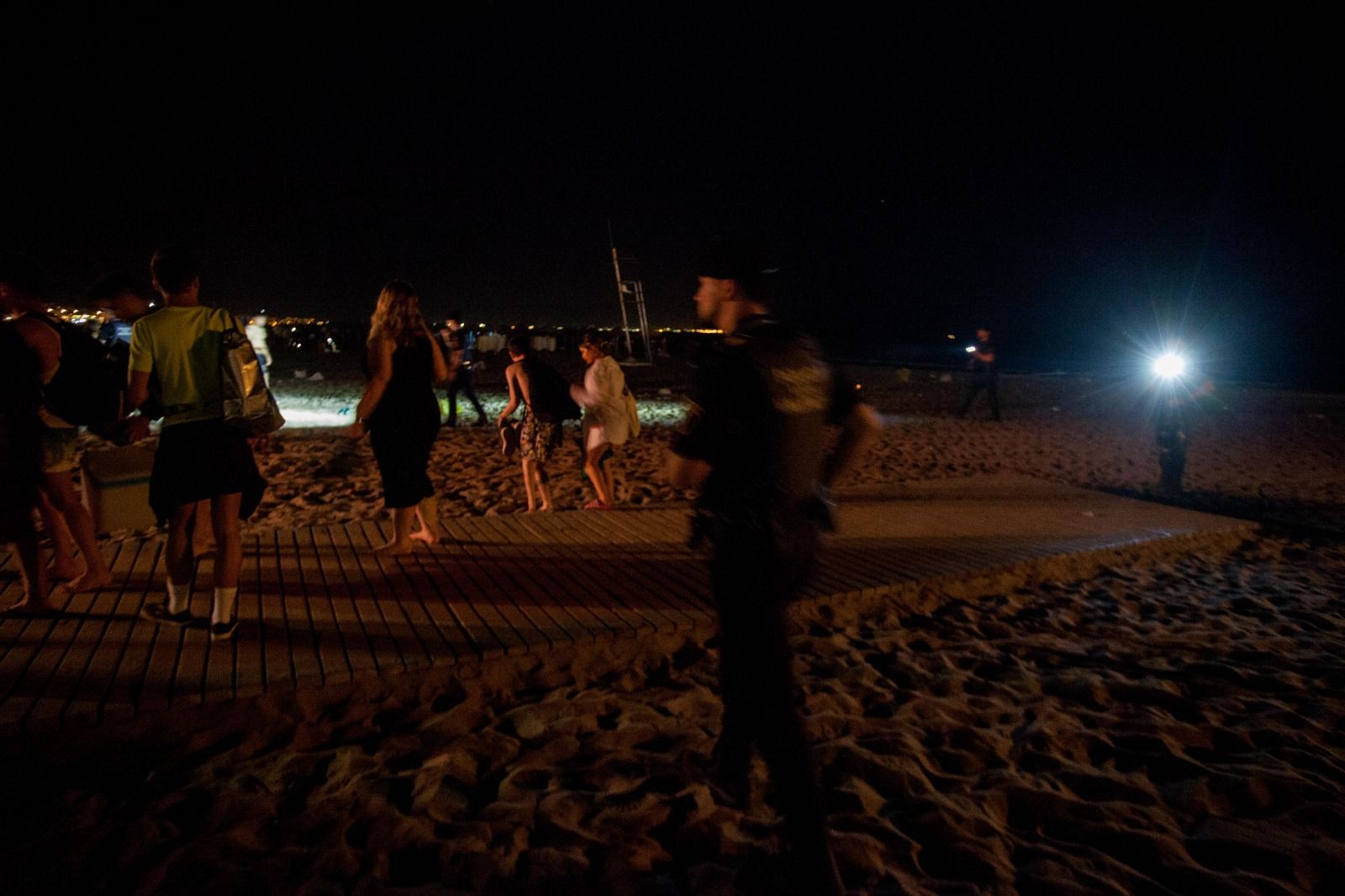 Desalojo y limpieza de las playas tras la noche de San Juan