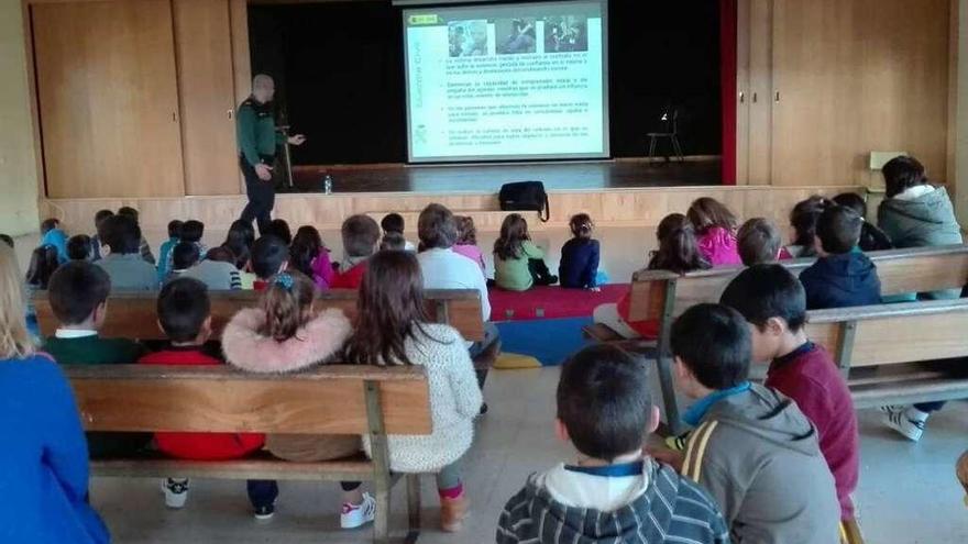 El colegio de Forcarei acoge una charla sobre acoso escolar