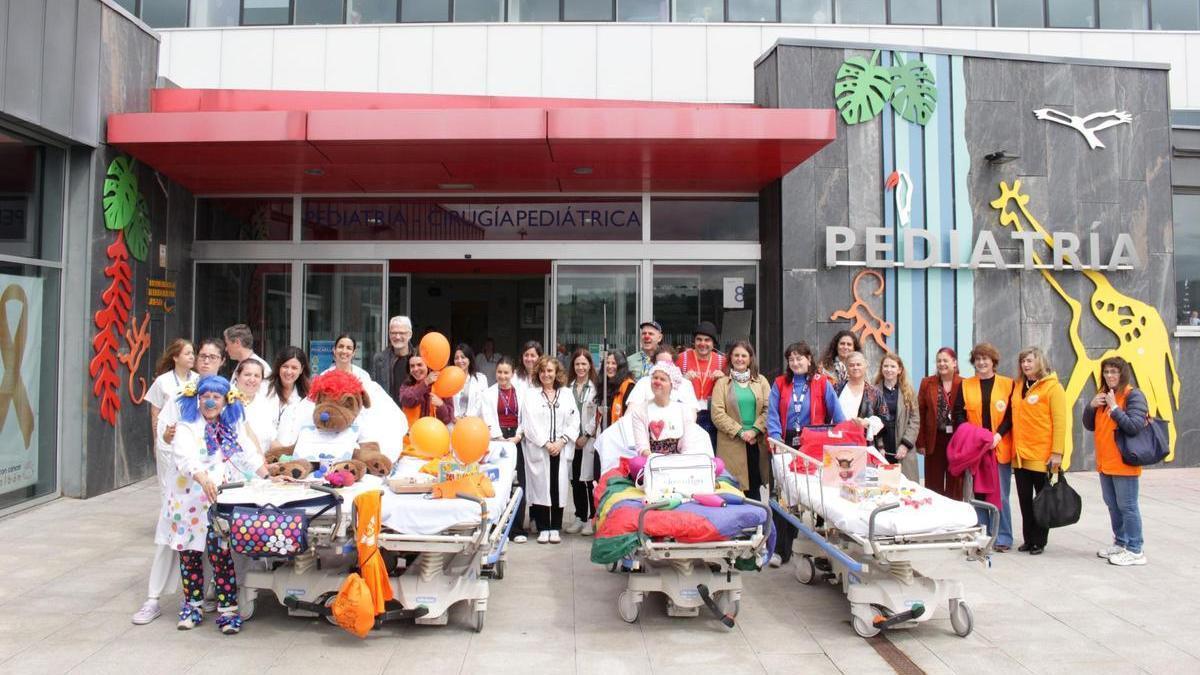 Participantes en el acto por el Día de la Infancia Hospitalizada, en la puerta del área de Pediatría del HUCA