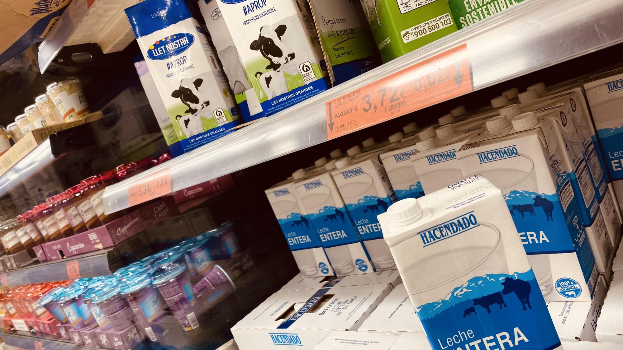 Leche de marca blanca o distribuidor, junto al resto.