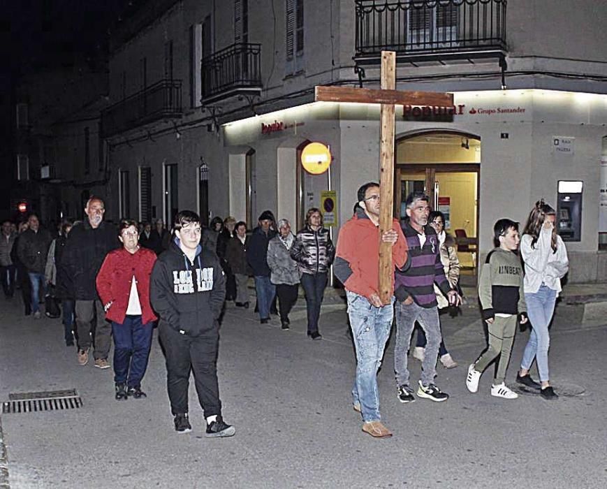 Binissalem: la procesión del silencio se inició después de la celabración de la liturgia en la pequeña iglesia de cats agustins.