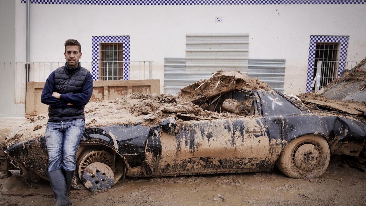 El 'Kitt' de Javier, una réplica del 'coche fantástico' perdida entre el lodo de Picanya