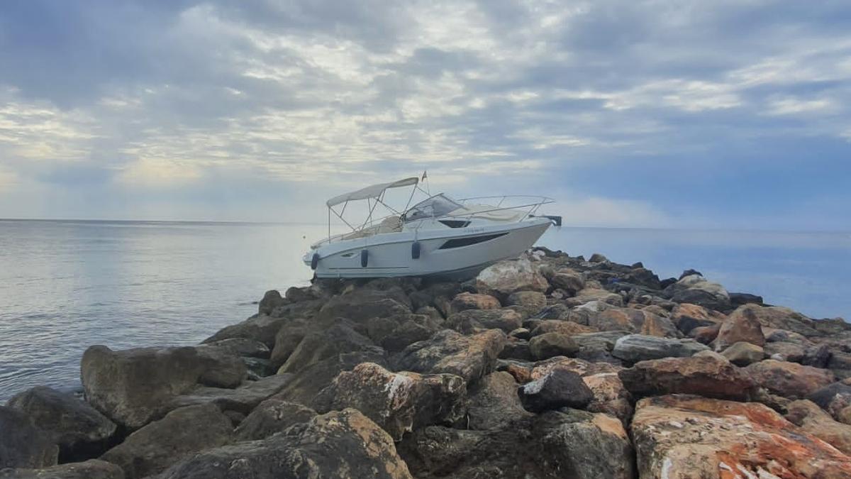 Barco encallado junto al puerto deportivo Juan Montiel en Águilas.