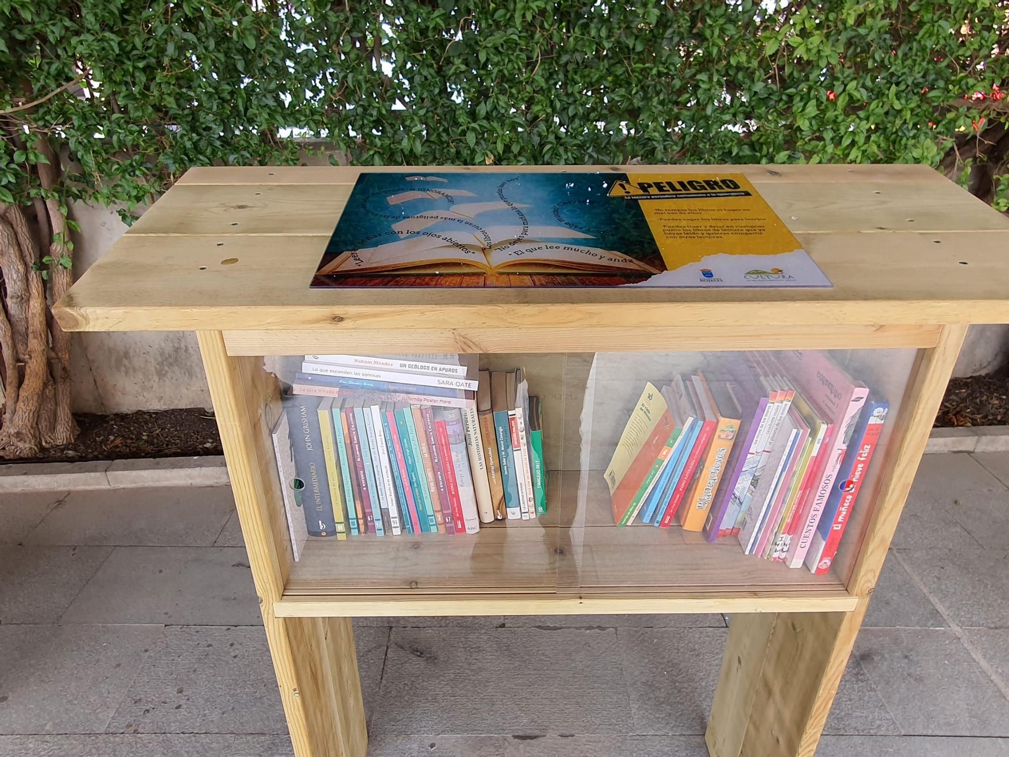 Armario de madera con libros en Rojales