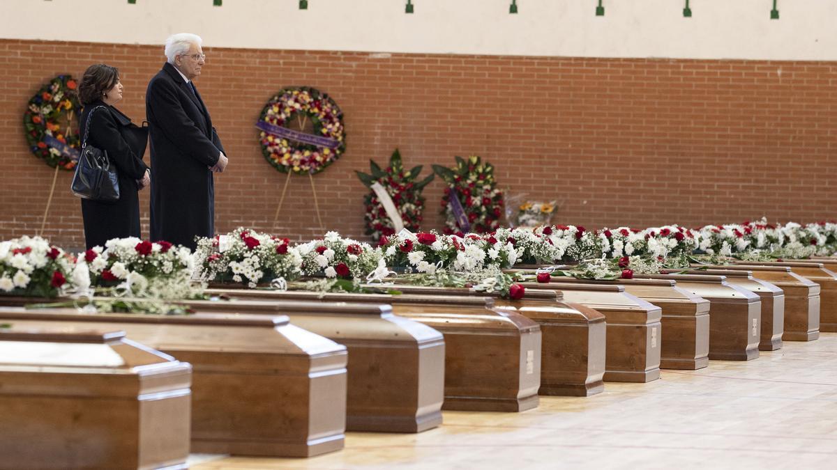 El presidente de Italia, Sergio Mattarella, visita la capilla ardiente de los migrantes fallecidos frente a las costas de Calabria.