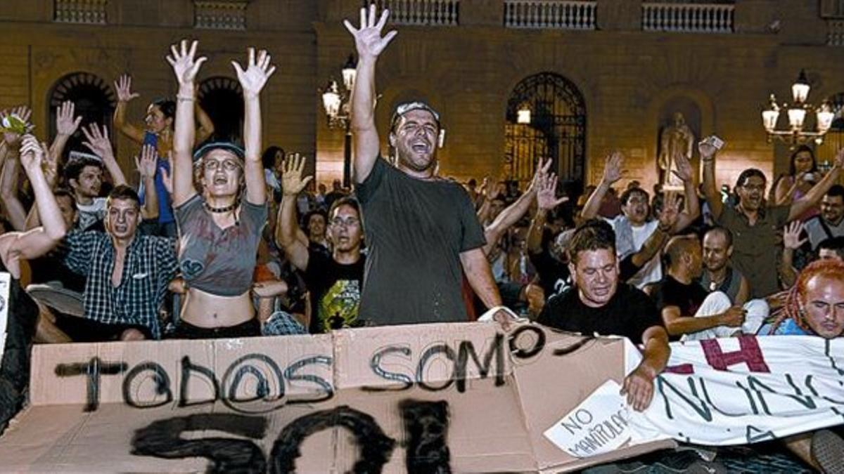 La marcha del 15-M en Barcelona, durante la parada que hizo en la plaza de Sant Jaume, ayer.