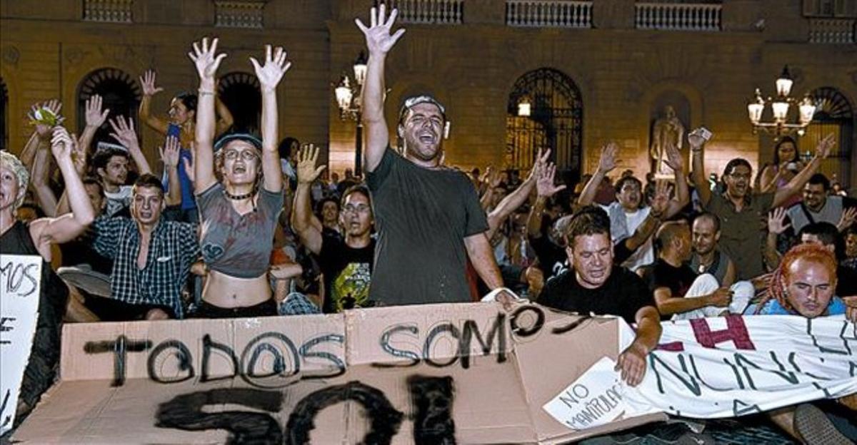 La marxa del 15-M a Barcelona, durant la parada que va fer a la plaça de Sant Jaume, ahir.