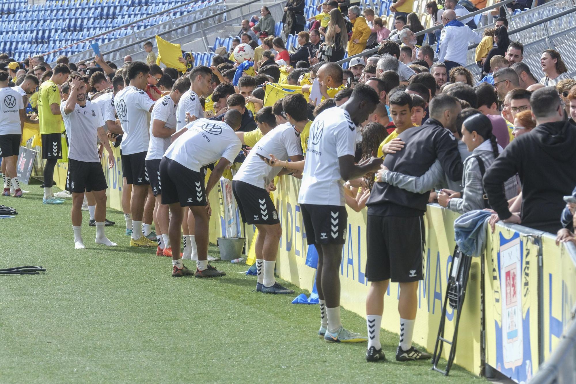 La UD Las Palmas entrena a puerta abierta