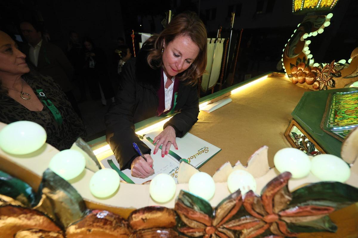 Pérez Llorca ratifica el apoyo de la Generalitat para "proteger nuestras señas de identidad como son las fiestas de la Magdalena"